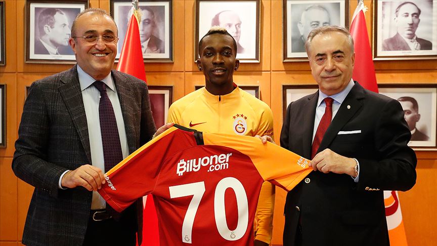 Galatasaray&#39;da Onyekuru imzayı attı