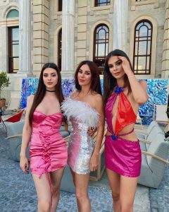 50. yaşını kutlayan Defne Samyeli, paylaştığı fotoğrafta kızı ve kardeşini adeta harcadı