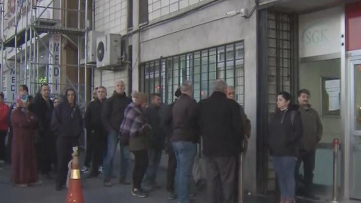 eytde-yapilan-duzenleme-sonrasi-sabah-saatlerinde-sgk-onunde-uzun-kuyruklar-olustu-eYEqVtdO.jpg