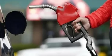 0x0-45lik-mine-tugayin-genclik-sirri-ne-haftada-2-kez-bu-3lu-karisimi-yuzune-suruyor-tek-bir-kirisigi-yok-1722173509026