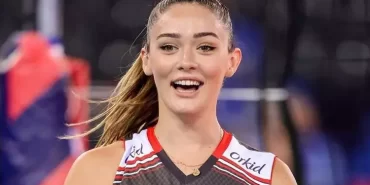 0x0-45lik-mine-tugayin-genclik-sirri-ne-haftada-2-kez-bu-3lu-karisimi-yuzune-suruyor-tek-bir-kirisigi-yok-1722173509026