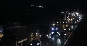 650x344-bayram-tatili-gocu-basladi-trafik-durdu-kilometrelerce-arac-kuyrugu-olustu-1749064815519