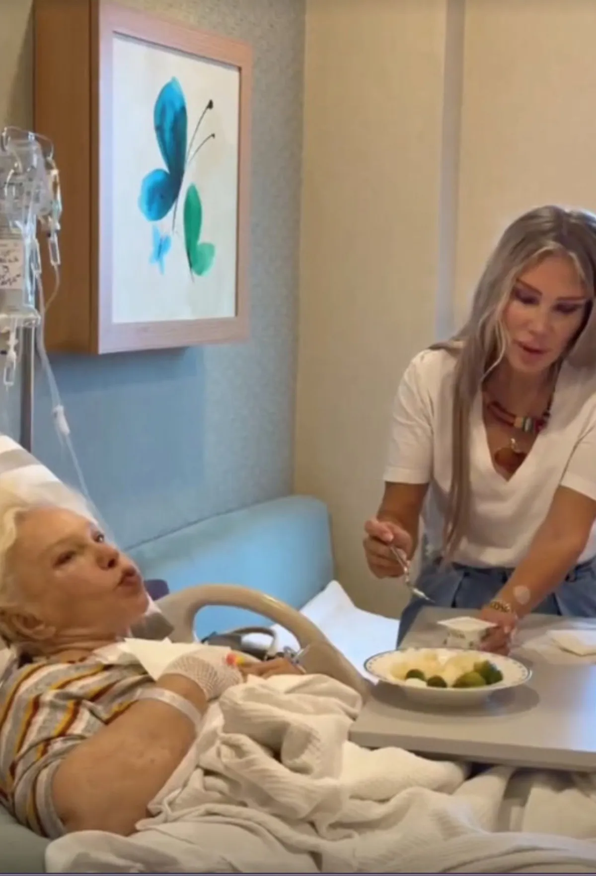 SEREN SERENGİL’DEN ANNESİ İÇİN DUA ÇAĞRISI! AMBULANS UÇAKLA İSTANBUL’A GETİRİLDİ 1 - SEREN SERENGİL’DEN ANNESİ İÇİN DUA ÇAĞRISI! AMBULANS UÇAKLA İSTANBUL’A GETİRİLDİ