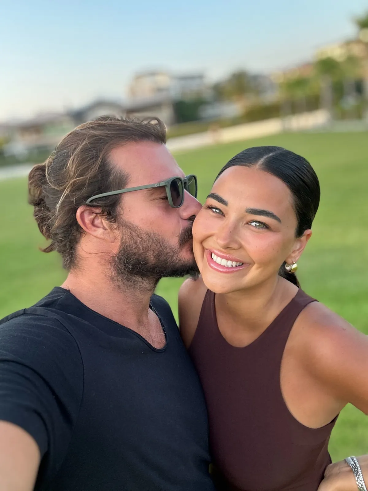 Bruce Willis’in Gizem’i Öpmesiyle Gündeme Gelen Olay: Hakan Hatipoğlu Yıllar Sonra İlk Kez Anlattı, Şaşkınlık ve Kahkaha Bir Arada! 1 - Bruce Willis’in Gizem’i Öpmesiyle Gündeme Gelen Olay: Hakan Hatipoğlu Yıllar Sonra İlk Kez Anlattı, Şaşkınlık ve Kahkaha Bir Arada!