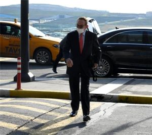 ÜNLÜ İŞ İNSANI 58 YAŞ KÜÇÜK SEVGİLİSİYLE YAKALANDI!