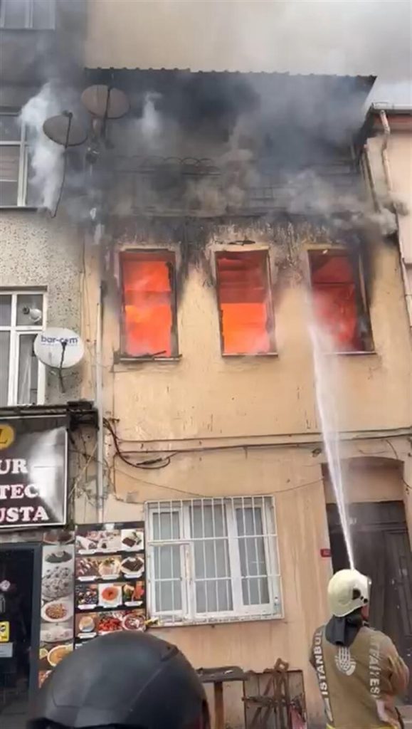 ORTAKÖY'DE 3 KATLI BİNADA YANGIN ÇIKTI