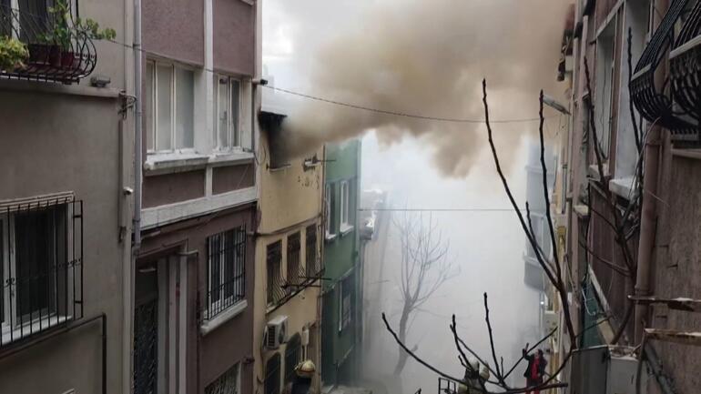 BEYOĞLU'NDA YANGIN: 4 KİŞİ MAHSUR KALDI