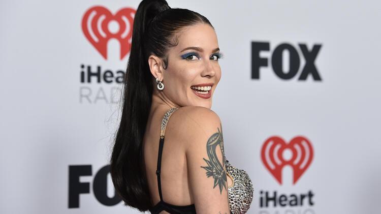 Halsey, ödül törenine dekoltesiyle damga vurdu