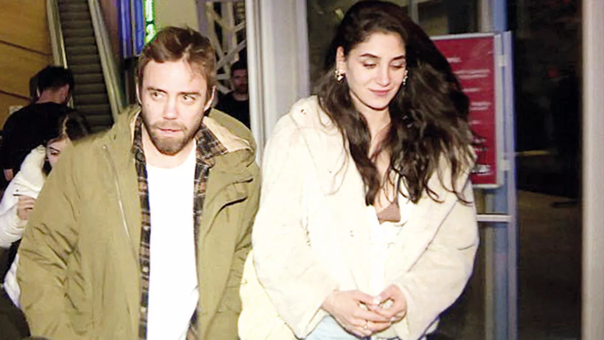 Murat Dalkılıç, oyuncu sevgilisi Sitare Akbaş ile öpüşürken görüntülendi