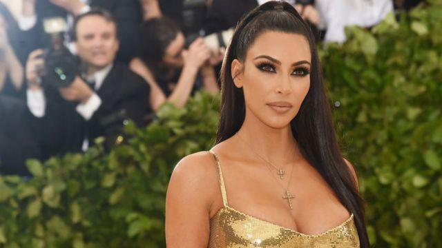 Canlı yayında inanılmaz kaza! Sadece sütyen giyen Kim Kardashian'ın göğüs uçları açıldı