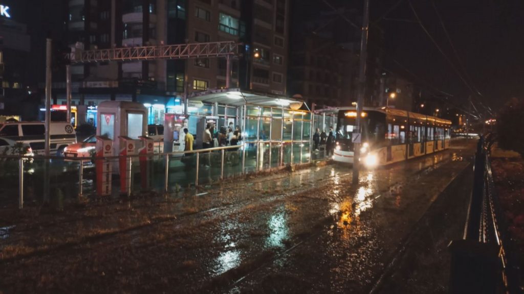 SAĞANAK YAĞIŞ SAMSUN'U ZOR DURUMDA BIRAKTI