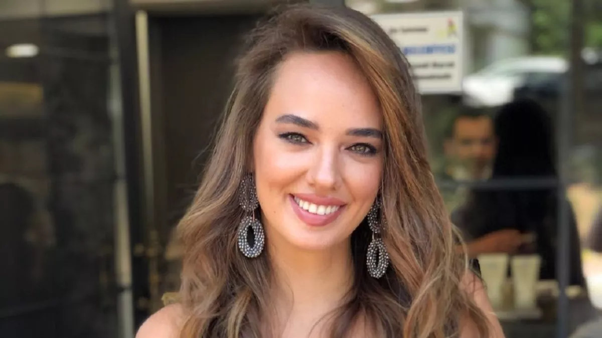 8 AYLIK HAMİLE OLAN OYUNCU SEDA BAKAN  EŞİ VE ÇOCUĞU İLE HALK PLAJINDA GÖRÜNTÜLENDİ