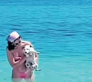 Volkan Demirel'in köpeğini tatile götürdü