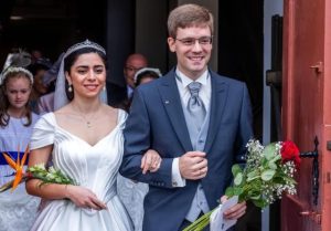 Bir eğlencede tanıştığı prensle evlenen Mersinli Hande "Düşes" unvanını aldı