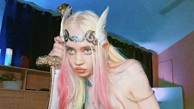 Grimes, elf kulağı yaptırdı