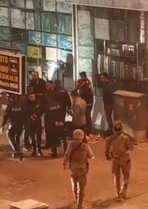 polis-silahli-saldirgani-vurup-etkisiz-hale-getirdi-26tNOGiu.jpg
