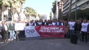 izmirde-egitim-bir-senden-ogretmenlik-meslek-kanunu-protestosu-ogretmenlerin-beklentilerini-karsilamiyor-2EdNPect.jpg