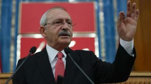 kilicdaroglu-kitapcik-gostererek-erdogana-cagri-yapti-kendisine-bir-tavsiyem-olsun-ikinci-yuzyila-cagri-beyannamesini-okusun-fW2C91rO.jpg