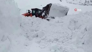 hakkaride-4-metrelik-karla-mucadele-calismasi-UsxSBlRS.jpg