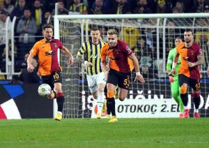 spor-toto-super-lig-fenerbahce-0-galatasaray-1-ilk-yari-r1gmHA8C.jpg