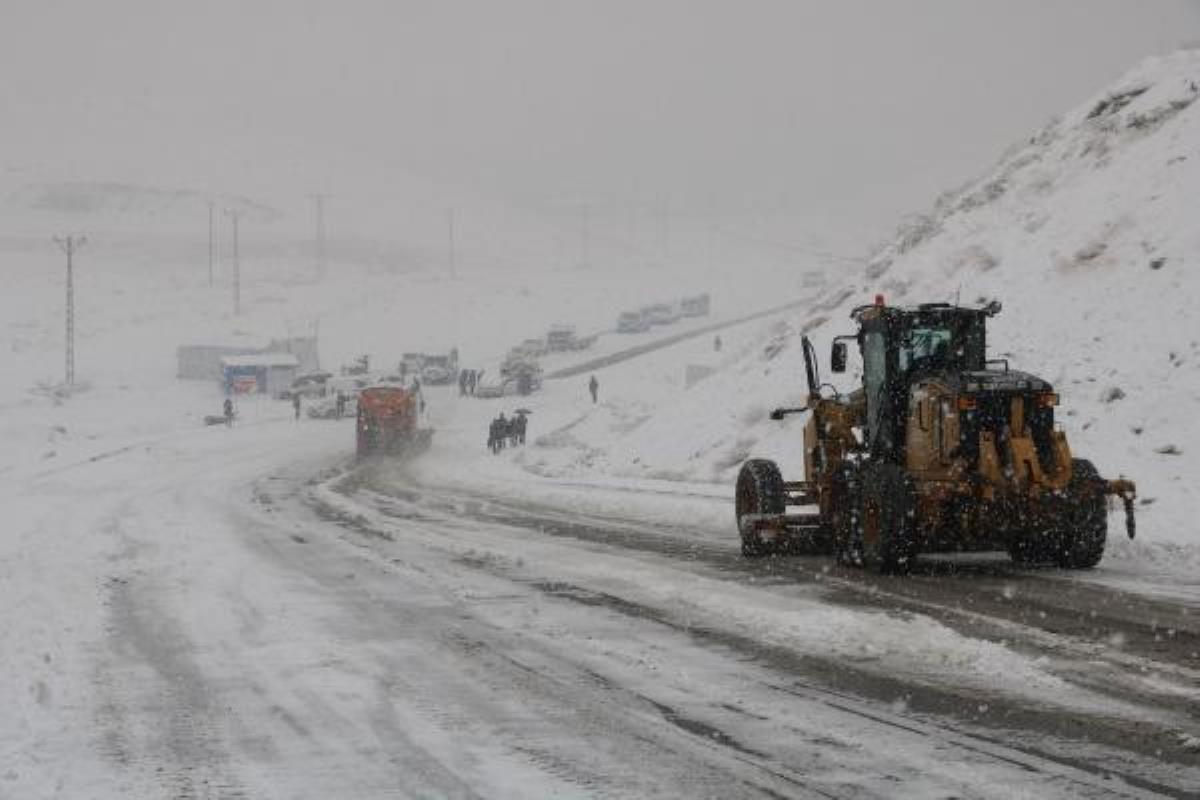 yuksekovada-kar-yagisi-araclar-kaydi-kazalar-yasandi-Kvb1QhNR.jpg