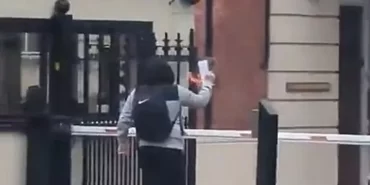 752x395-ingilterede-turk-konsoloslugu-onunde-kuran-i-kerim-yakildi-1739529322038