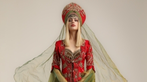 Cennet Külekci yarışmada osmanlı tasarımı ve desenli kıyafet giydi