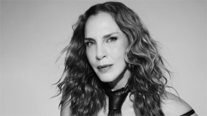 0x0-45lik-mine-tugayin-genclik-sirri-ne-haftada-2-kez-bu-3lu-karisimi-yuzune-suruyor-tek-bir-kirisigi-yok-1722173509026