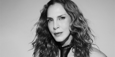 0x0-45lik-mine-tugayin-genclik-sirri-ne-haftada-2-kez-bu-3lu-karisimi-yuzune-suruyor-tek-bir-kirisigi-yok-1722173509026