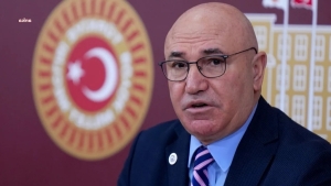 0x0-45lik-mine-tugayin-genclik-sirri-ne-haftada-2-kez-bu-3lu-karisimi-yuzune-suruyor-tek-bir-kirisigi-yok-1722173509026