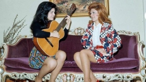 0x0-45lik-mine-tugayin-genclik-sirri-ne-haftada-2-kez-bu-3lu-karisimi-yuzune-suruyor-tek-bir-kirisigi-yok-1722173509026