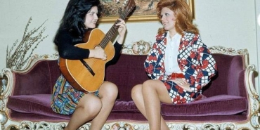 0x0-45lik-mine-tugayin-genclik-sirri-ne-haftada-2-kez-bu-3lu-karisimi-yuzune-suruyor-tek-bir-kirisigi-yok-1722173509026