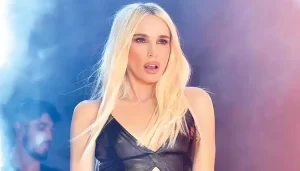 0x0-45lik-mine-tugayin-genclik-sirri-ne-haftada-2-kez-bu-3lu-karisimi-yuzune-suruyor-tek-bir-kirisigi-yok-1722173509026