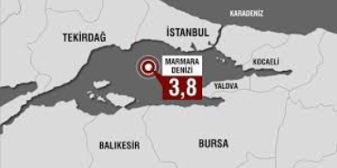 0x0-45lik-mine-tugayin-genclik-sirri-ne-haftada-2-kez-bu-3lu-karisimi-yuzune-suruyor-tek-bir-kirisigi-yok-1722173509026