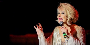 0x0-45lik-mine-tugayin-genclik-sirri-ne-haftada-2-kez-bu-3lu-karisimi-yuzune-suruyor-tek-bir-kirisigi-yok-1722173509026