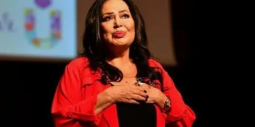 0x0-45lik-mine-tugayin-genclik-sirri-ne-haftada-2-kez-bu-3lu-karisimi-yuzune-suruyor-tek-bir-kirisigi-yok-1722173509026