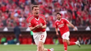 0x0-45lik-mine-tugayin-genclik-sirri-ne-haftada-2-kez-bu-3lu-karisimi-yuzune-suruyor-tek-bir-kirisigi-yok-1722173509026