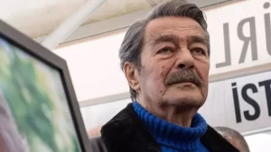 0x0-45lik-mine-tugayin-genclik-sirri-ne-haftada-2-kez-bu-3lu-karisimi-yuzune-suruyor-tek-bir-kirisigi-yok-1722173509026