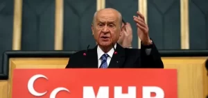 0x0-45lik-mine-tugayin-genclik-sirri-ne-haftada-2-kez-bu-3lu-karisimi-yuzune-suruyor-tek-bir-kirisigi-yok-1722173509026