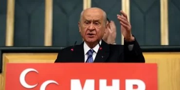 0x0-45lik-mine-tugayin-genclik-sirri-ne-haftada-2-kez-bu-3lu-karisimi-yuzune-suruyor-tek-bir-kirisigi-yok-1722173509026