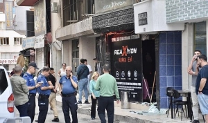 antalya-da-korku-evinde-yangin-mahsur-kalanlar-camlar-kirilarak-kurtarildi-4873