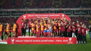 galatasarayli-oyuncular-turkiye-kupasi-ni-kaldirdi-cosku-zirveye-ulasti-32168