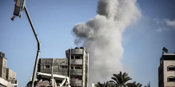 İSRAİL’İN NUSEYRAT KAMPI SALDIRISINDA ONLARCA SİVİL HAYATINI KAYBETTİ