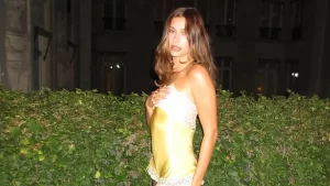 hailey-bieber-ic-camasiri-benzeri-kiyafetiyle-gundem-olduu