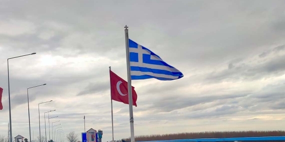 YUNANİSTAN’DAKİ ÇİFTÇİ PROTESTOSU SİNİRİ KAPATTI: TÜRKİYE GEÇİŞLERİ SAATLERCE DURDU